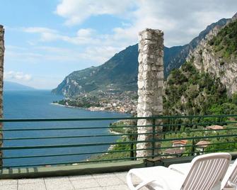 Cosy apartment for 4 people with WIFI, A/C, hot tub, pool, TV, terrace and parking - Limone sul Garda - Balkon