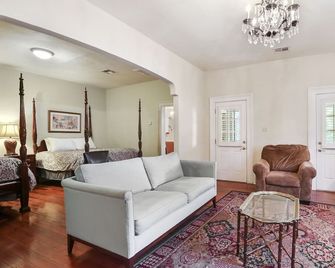 Excellent Location: 3 Blocks to Bourbon St. and the French Quarter attractions. - نيو اورليانز - غرفة معيشة
