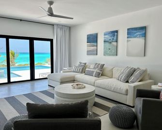 Beyond Blue Exuma, Beachfront Luxury Villa with Pool and Pickleball - Moss Town - Sala de estar