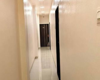 V Executive Hotel - Akola - Hallway