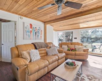 Remodeled Lake Texoma Beach Themed House Walking Distance to Neighborhood Beach - Pottsboro - Sala de estar