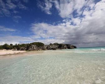 Your Very Own Private Space In Bermuda With Twizy Charger - Mount Pleasant - شاطئ
