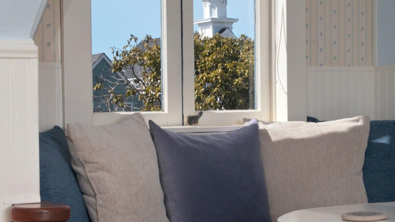 Headlands Inn Bed & Breakfast