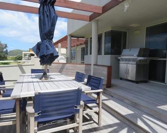 Desirable ocean-front beach house - Waihi Beach - Patio