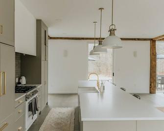 Modern Converted Barn with Hot Tub! - Hyde Park - Kitchen