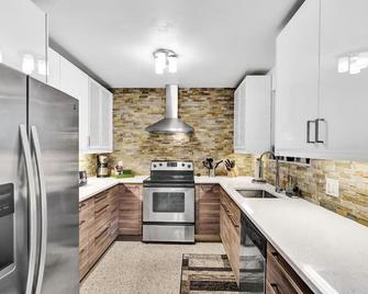 Heated pool, parking, 5 min walk to food and fun! - Wilton Manors - Cocina