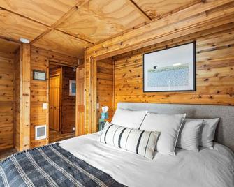 Lakefront Cabin by Hood Canal- Hot Tub, Kayak, Firepit - Romantic + Kid-friendly - Belfair - Habitación