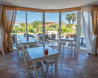 أوتل لا ترامونتان - سانت- ماري-دو-لا-مير - مطعم