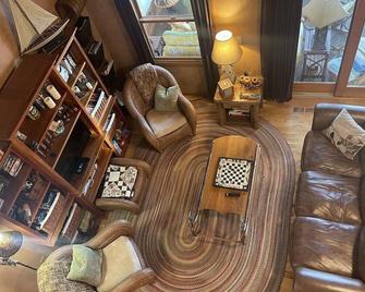 Little Bear Cabin Rental Snowmobile, Boat, and Jet Ski Rentals Available - Annandale - Lounge