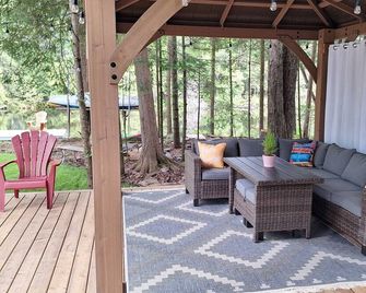 Cozy cottage with amazing view on the Big Bald Lake in Bobcaygeon - Bobcaygeon - Patio