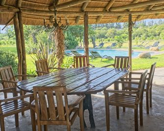 Chrislin African Lodge - אדו - פטיו