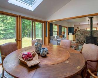 Regally rustic, spacious 2-home waterfront getaway for 16+ with total privacy. - Magnetawan - Dining room