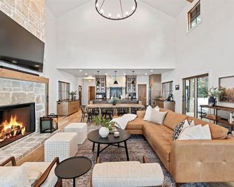 Insta worthy getaway just steps from the chairlift, and minutes from the lake. - Donnelly - Sala de estar