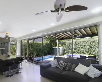 Beautiful Villa w/private pool - 8 min from the beach! - Tárcoles - Sala de estar