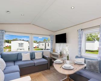 Escape to this cozy retreat perfect for families or groups, 98 St Andrews (Van Type - Bronze) - Longniddry - Living room
