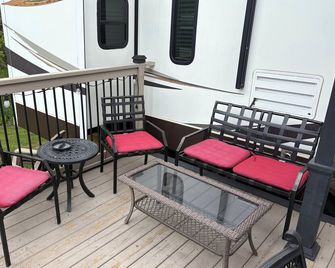 Large Trailer at Sherkston Shores Resort - Порт-Колборн - Балкон