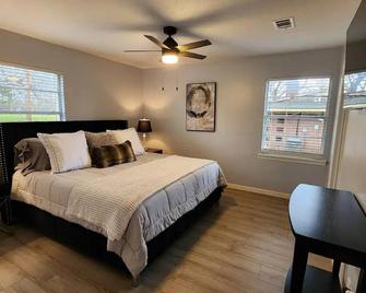 Elegant Spacious 3 Bedroom Home fenced back yard and Garage - Denison - Ložnice