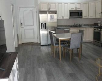 Shantiniketan I 1 /2801 / 50 minutes to the Disney 2 mile to down town Tavares. - Tavares - Cucina