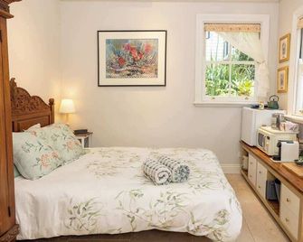 The Bath House - Cozy Luxe Garden Cottage Near Cbd - Sydney - Bedroom