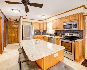 Waterfront Evart House on Chippewa Lake Channel - Evart - Kitchen