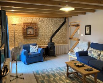 Stunning rural gem with pool in southwest France - 바르브쥬 생일레르 - 거실