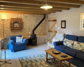 Stunning Rural Gem With Pool in Southwes - Barbezieux-Saint-Hilaire - Sala de estar