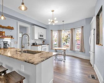 Spacious Historical Home by Parks, Shops, 4bd 2ba Save Weekly & monthly. - Buffalo - Kitchen