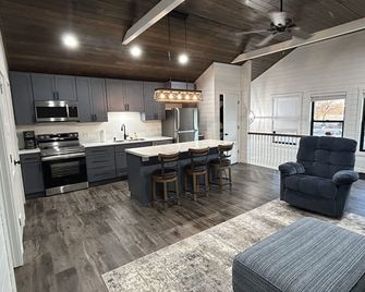 Quaint, all new loft apt. located in a quiet country setting, minutes from town. - Fort Pierre - Küche