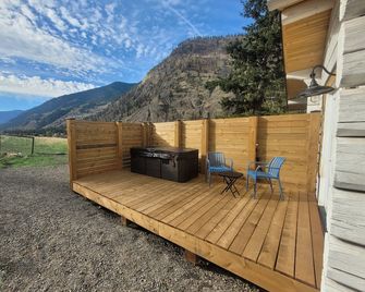 Cozy Cabin with Hot Tub Hideaway: Wildlife Sanctuary! - Keremeos - Balcón