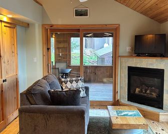 Newfound Lake, Bristol Nh Lakefront Cottage - Bristol - Living room