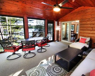 One of a kind property:Best of 2 lake fronts, 2 docks:Catfish Lake and Meta Lake - Eagle River - Living room