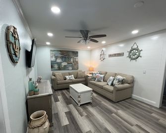 Beautiful condo centrally located in Destin - Destin - Living room