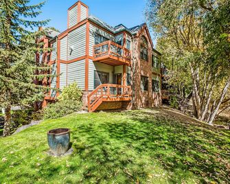 Beautiful, waterfront condo w/ an updated interior and a gas fireplace - Basalt - Building