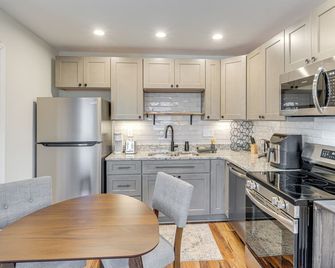 2 Mi to University of Louisville: Apt w/ Fire Pit! - Луїсвіль - Кухня