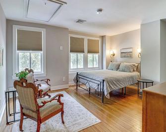 Walk to Old Town Chic Alexandria Abode with Patio! - Alexandria - Bedroom
