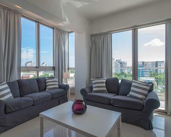 Escape Apartments, Balcony, Pool & Gym in La Julia - Santo Domingo - Sala de estar