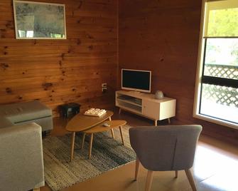 Driftwood Cabin 2 - Family Getaway - Yarrahapinni - Sala de estar