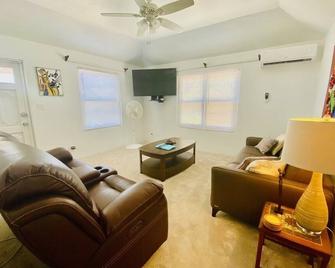 Cozy 2 bedroom,1 bath Apatment - Warwick - Living room