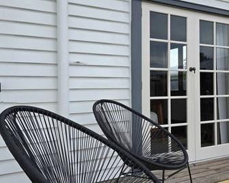 Magpie Cottage. Newly Renovated , 2 Bed, 2 bathroom close to Napier CBD - Napier - Ban công