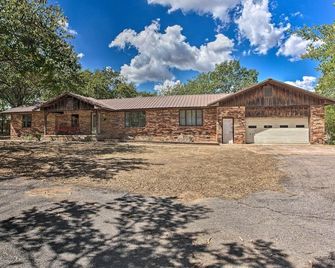 Lovely Anna Fink House with Patio and Fire Pit - Atoka - Building