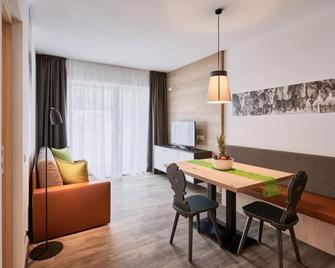 Residence Laitacherhof - Modern Apartments with Sauna - Chiusa/Klausen - Eetruimte