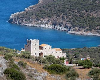 Focalion Castle Luxury Suites - Pyrgos Dirou - Building
