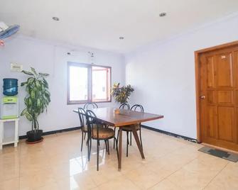 RedDoorz near Pantai Boom - Banyuwangi - Dining room