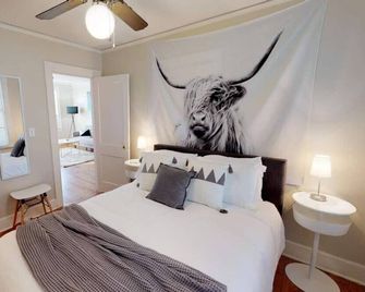 Stroll to Cafes & Grocer w/ King Bed - Montgomery - Bedroom