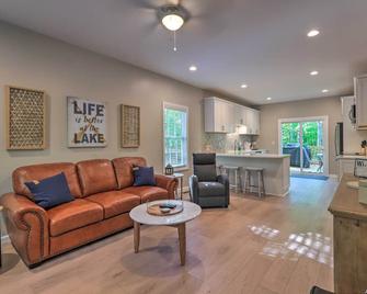 Chic Lake Sinclair Retreat with Dock and Hot Tub! - Milledgeville - Living room
