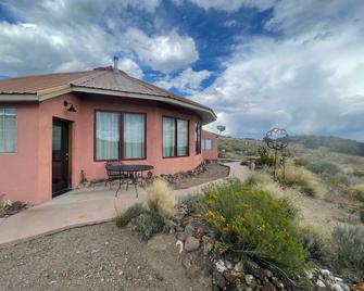 Amazing round home with sweeping views. - Del Norte - Edificio