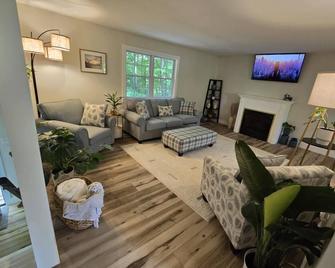 \n Relax with family or friends at this quiet & clean country 3 bedroom home - Sharon Springs - Sala de estar