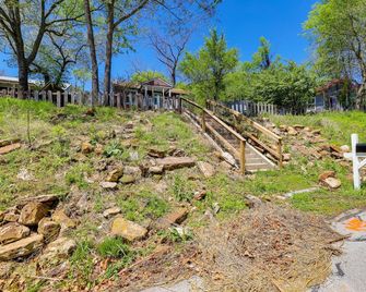 Fayetteville Retreat w/ Yard - Walk to Campus! - Fayetteville - Outdoors view