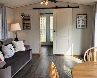 2 BR Cottage with Lake View at Sherkston Resort, Sleep 6 - Порт-Колборн - Вітальня