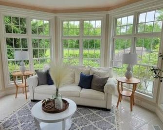 Private 25 acre, 6 bedroom estate. Sleeps up to 24 - Geneseo - Living room